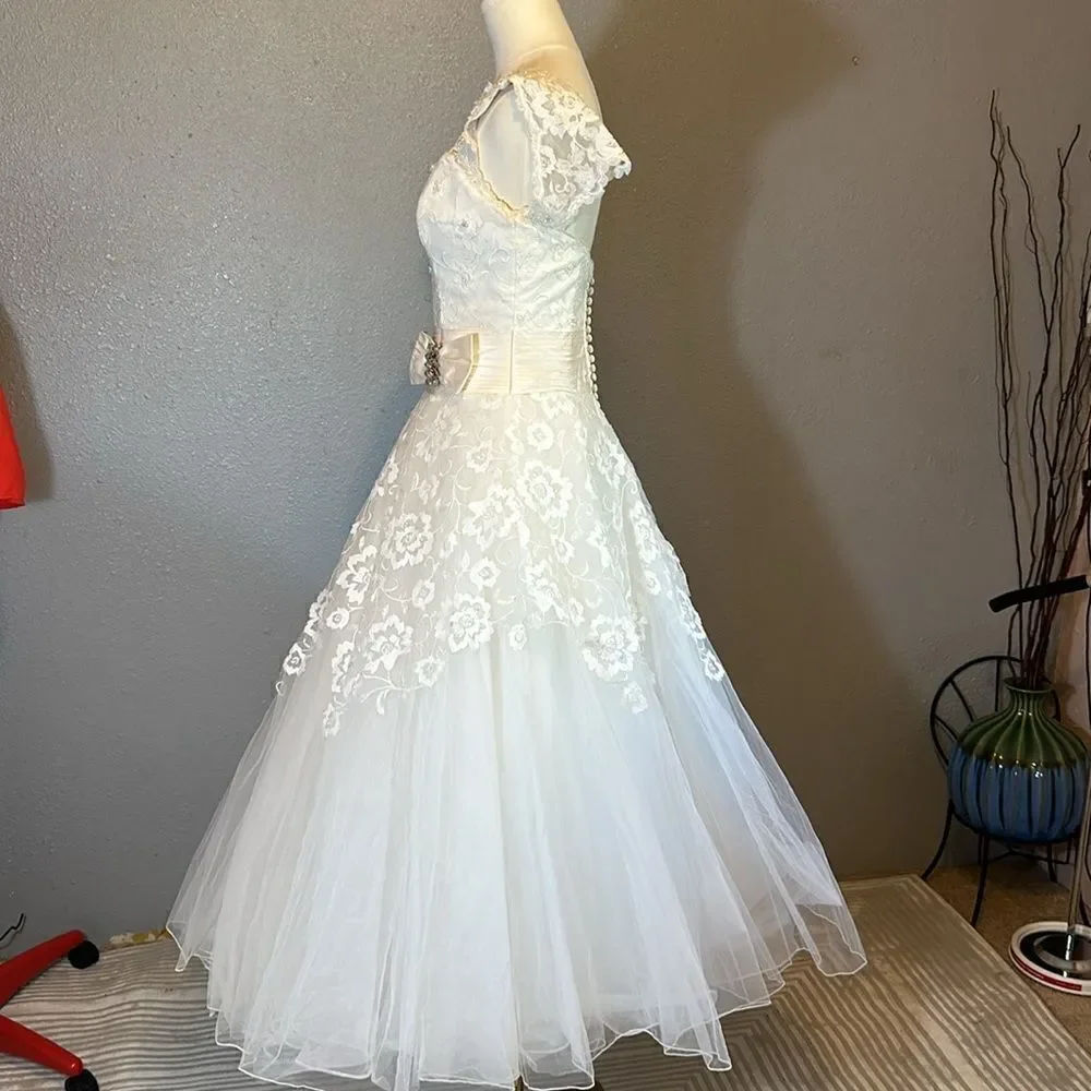 Justin Alexander 8555 tea length embroidered wedding dress size 4 in ivory/nat